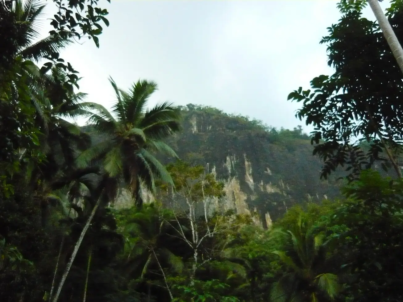 Massive rock overhang of Pahiyangala (Fa-Hien) Cave, Sri Lanka