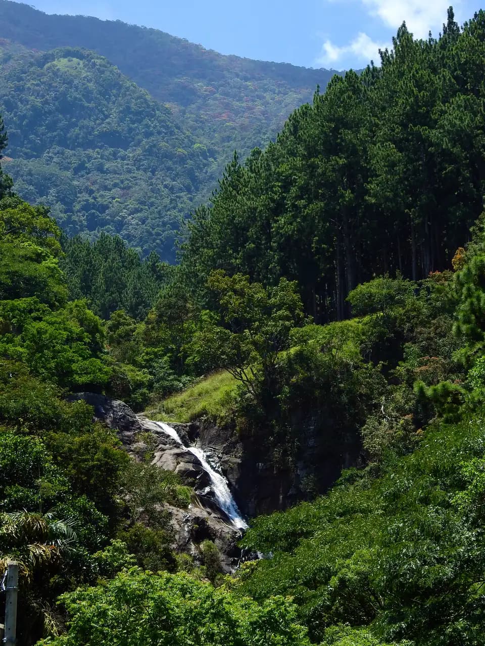 Surathali Ella waterfall near Belihuloya, Sri Lanka