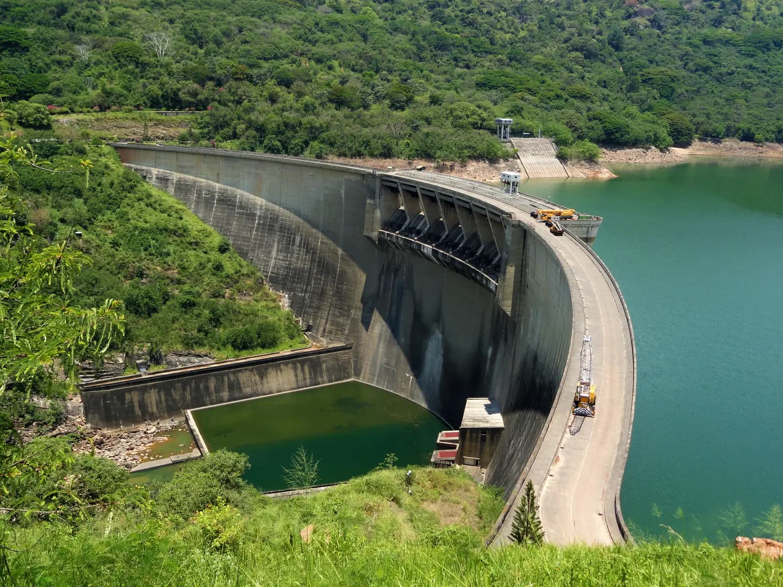 Victoria Dam's concrete arch across the Mahaweli gorge, Sri Lanka